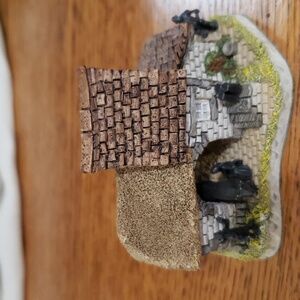 1992 "The Shires" Berkshire Milking Byre from the David Winter Collection